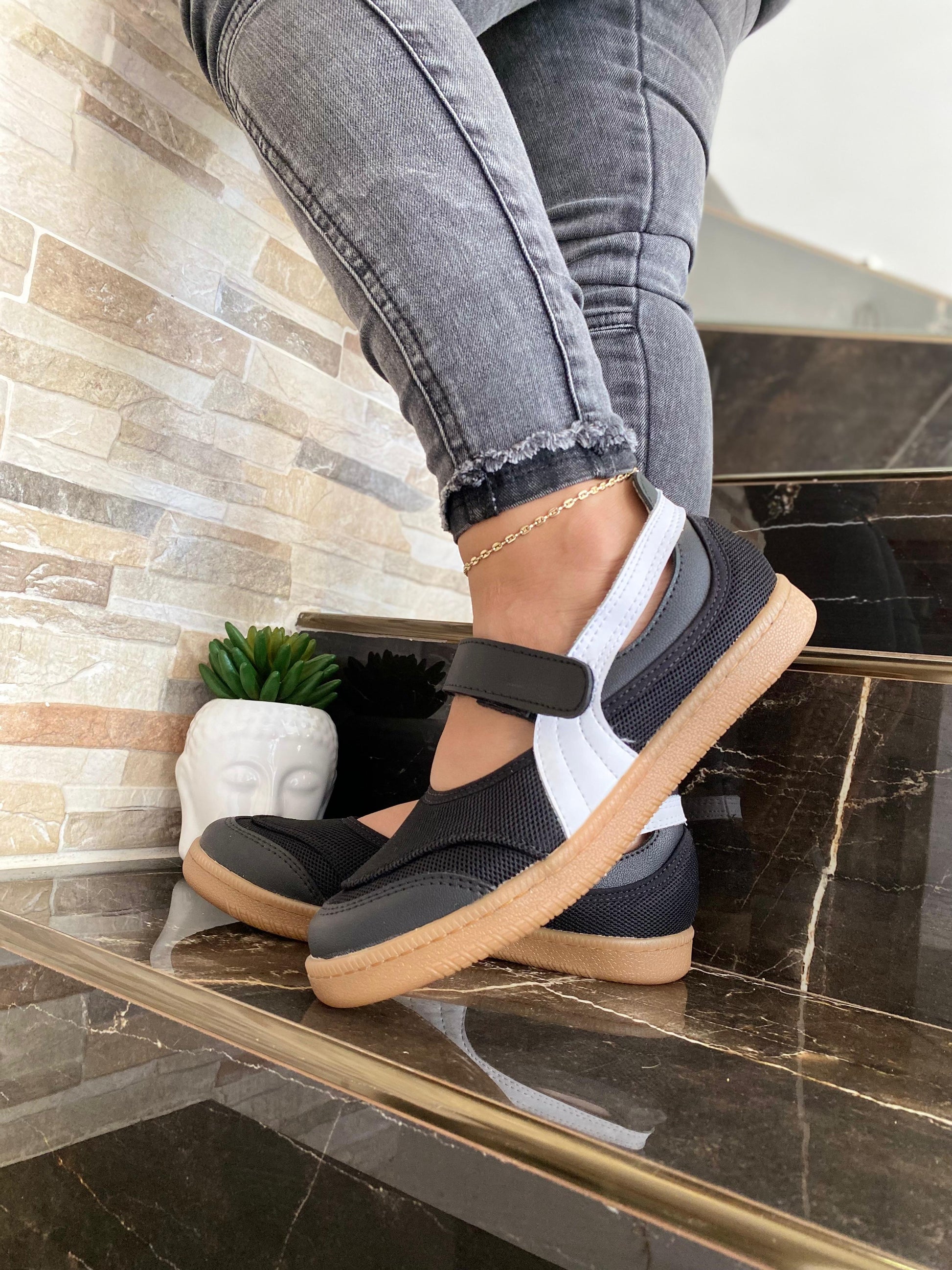 gid://shopify/MediaImage/24532734967902